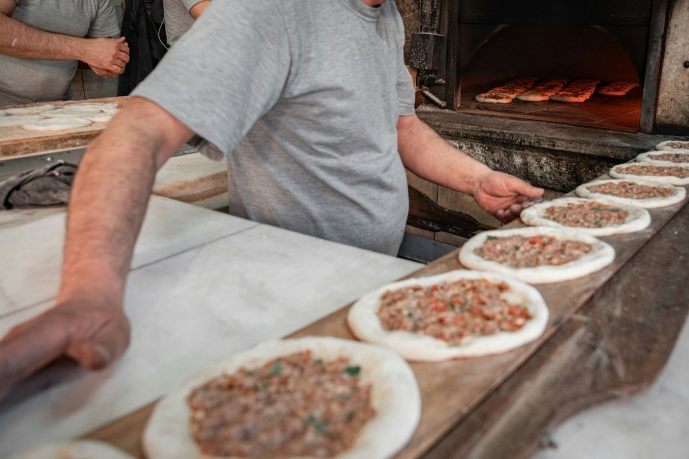 Restoran mutfağında fırından çıkan sıcak lahmacun