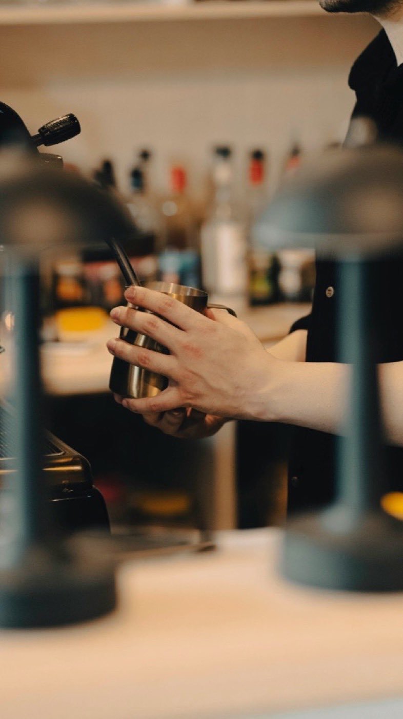 Kafe tezgâhında çalışan barista